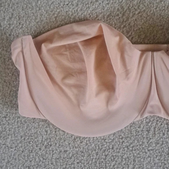 44DDD. SKIMS UNLINED STRAPLESS BRA - Picture 4 of 8